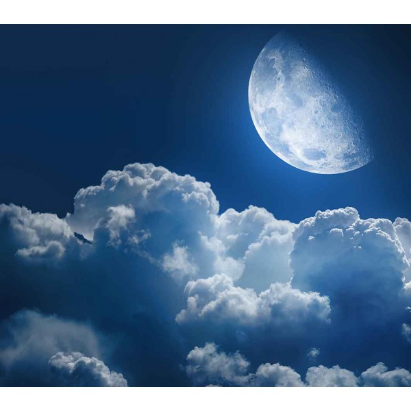 Луна в облаках 